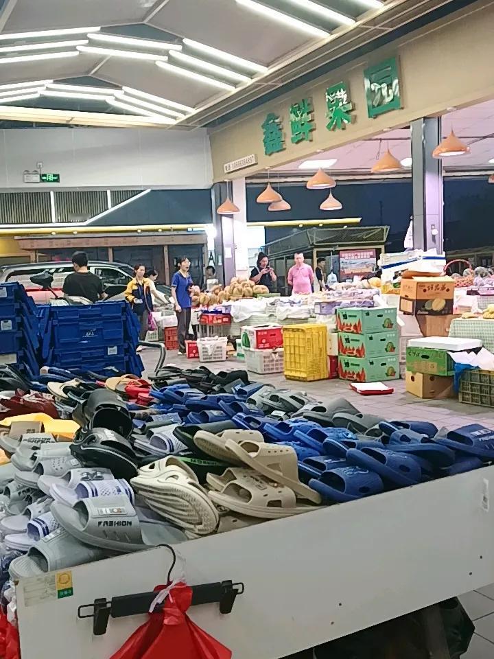 生意不佳时，千万别死守店铺，不妨出门走走，或者外出逛两小时街再回来开店，生意自会