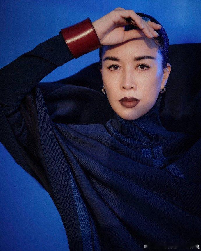 那英拿高音轰蚊子谁能想到那英的高音还有这用途！奇妙喜剧舞台上又唱又跳，周围蚊子直