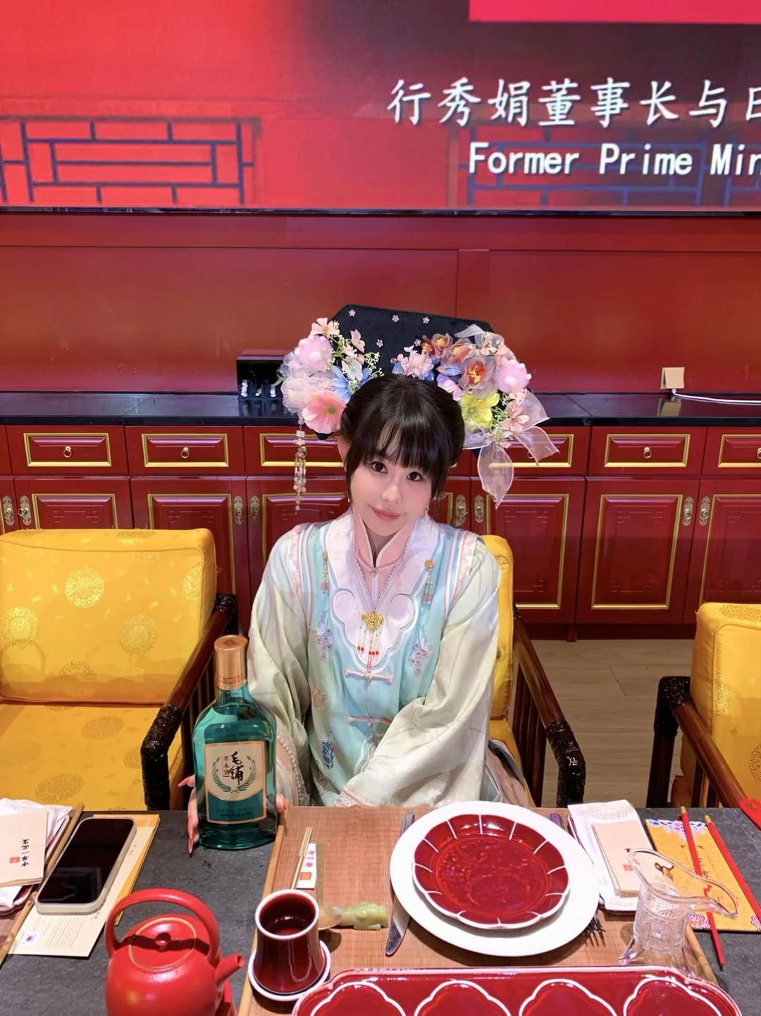 和好友围坐宴席 吃美食配好酒自在又舒服