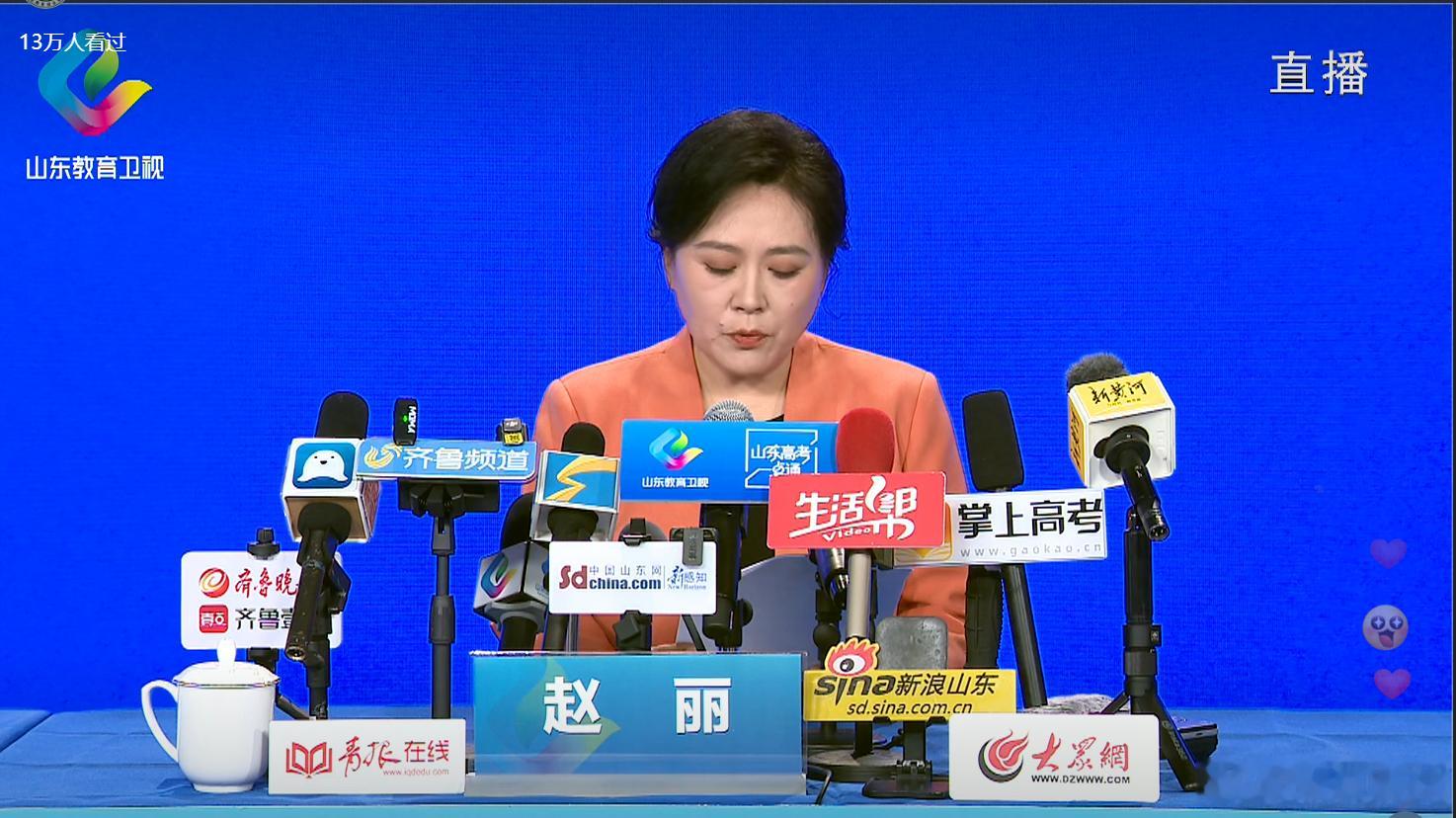 高考成绩被屏蔽母女表情神同步 现在紧张得一匹！上天保佑啊！ 