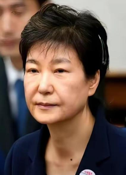 韩国政坛大震动！尹锡悦判无期，朴槿惠别墅被封。

先说第一个，前总统尹锡悦，被法