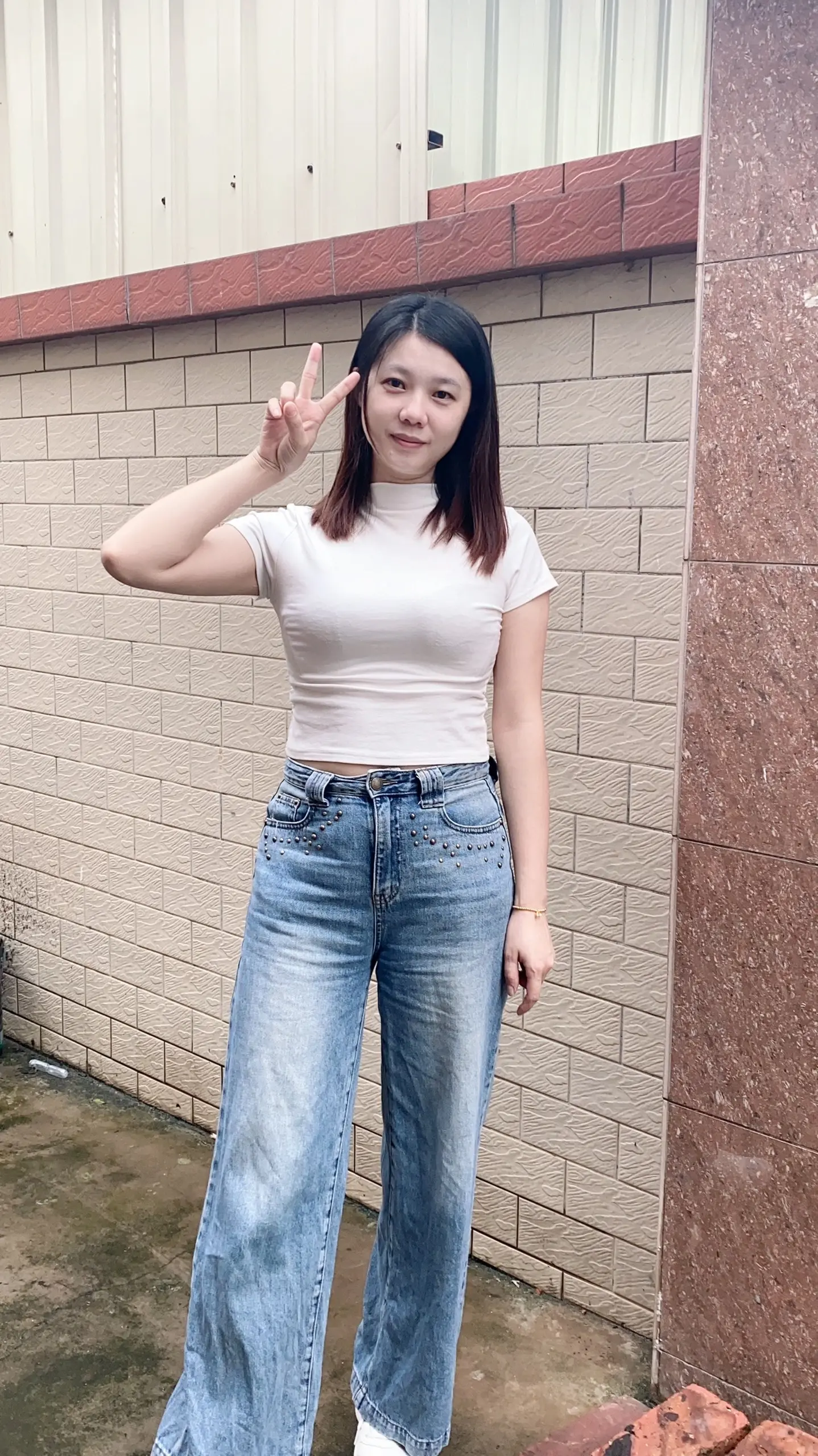 “好想过六一啊 可是低了低头 算了吧 小朋友是没有36d的”