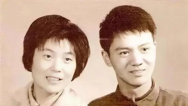 1979年，上海知青戴建国不顾反对娶了一农村女子，谁知娶回家当晚，妻子就大喊大叫