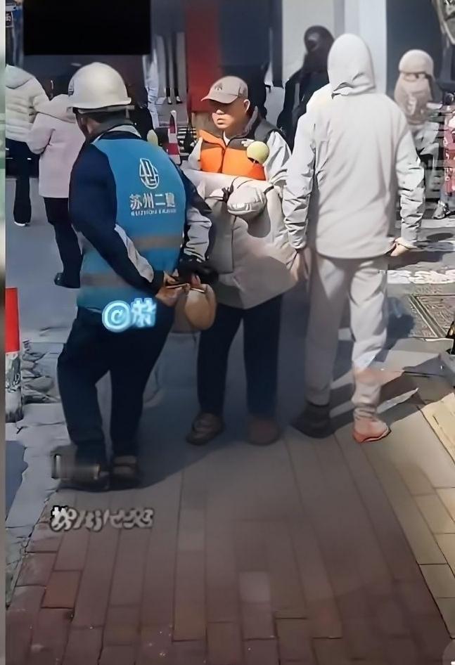 妻贤夫祸少
江苏苏州30岁的邮政快递员小李，在10月17日配送快递时，因位置偏差