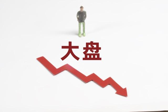 创业板指跌超6%，全市场逾百股跌停引发市场热议
 
A股市场出现大幅调整，创业板