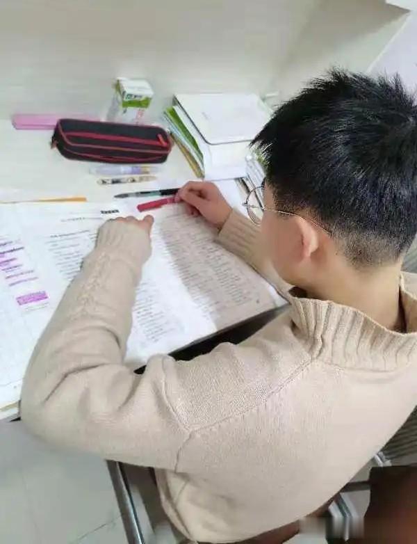 学霸不会告诉你的，关于初中的7个真相！

1、想要领跑别人，秘诀只有一个，那就是