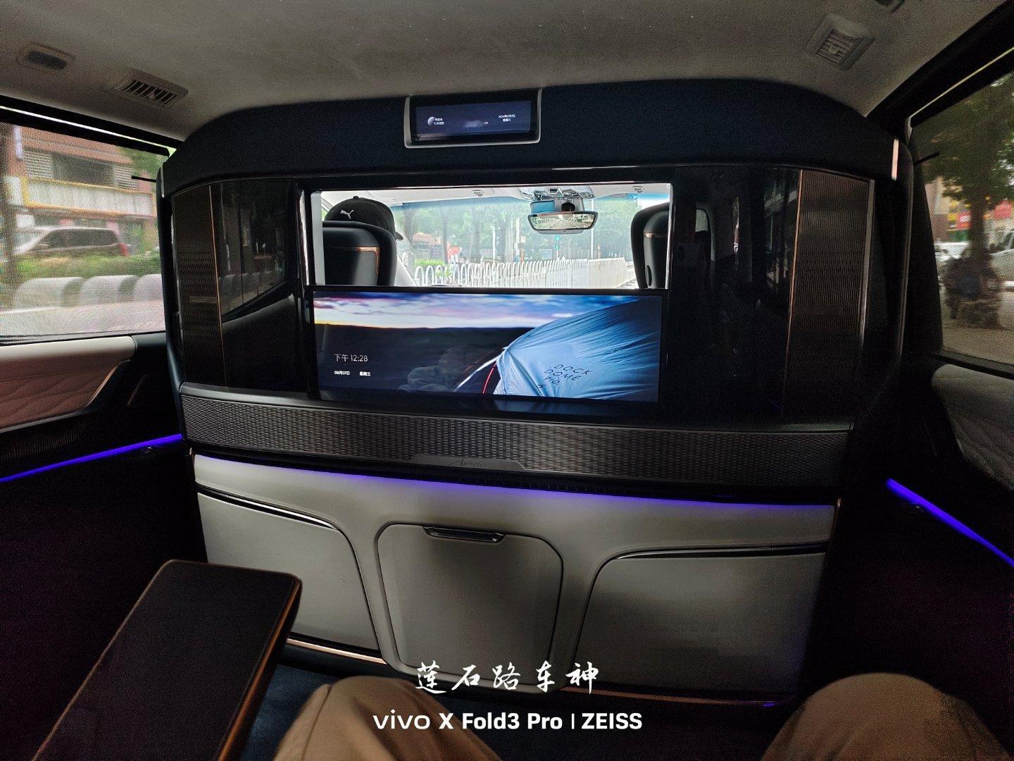 今天去找齐宇老师拍摄，他派了个车来接我，我一上车：我靠！好高级！一副没见过世面的