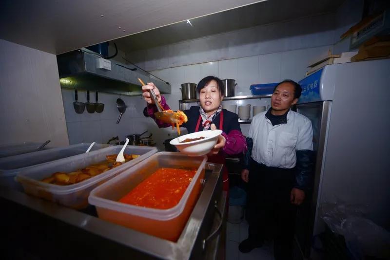 为什么现在年轻小伙子都愿意谈恋爱，不愿意结婚了？
假如你月薪10000，每个月给