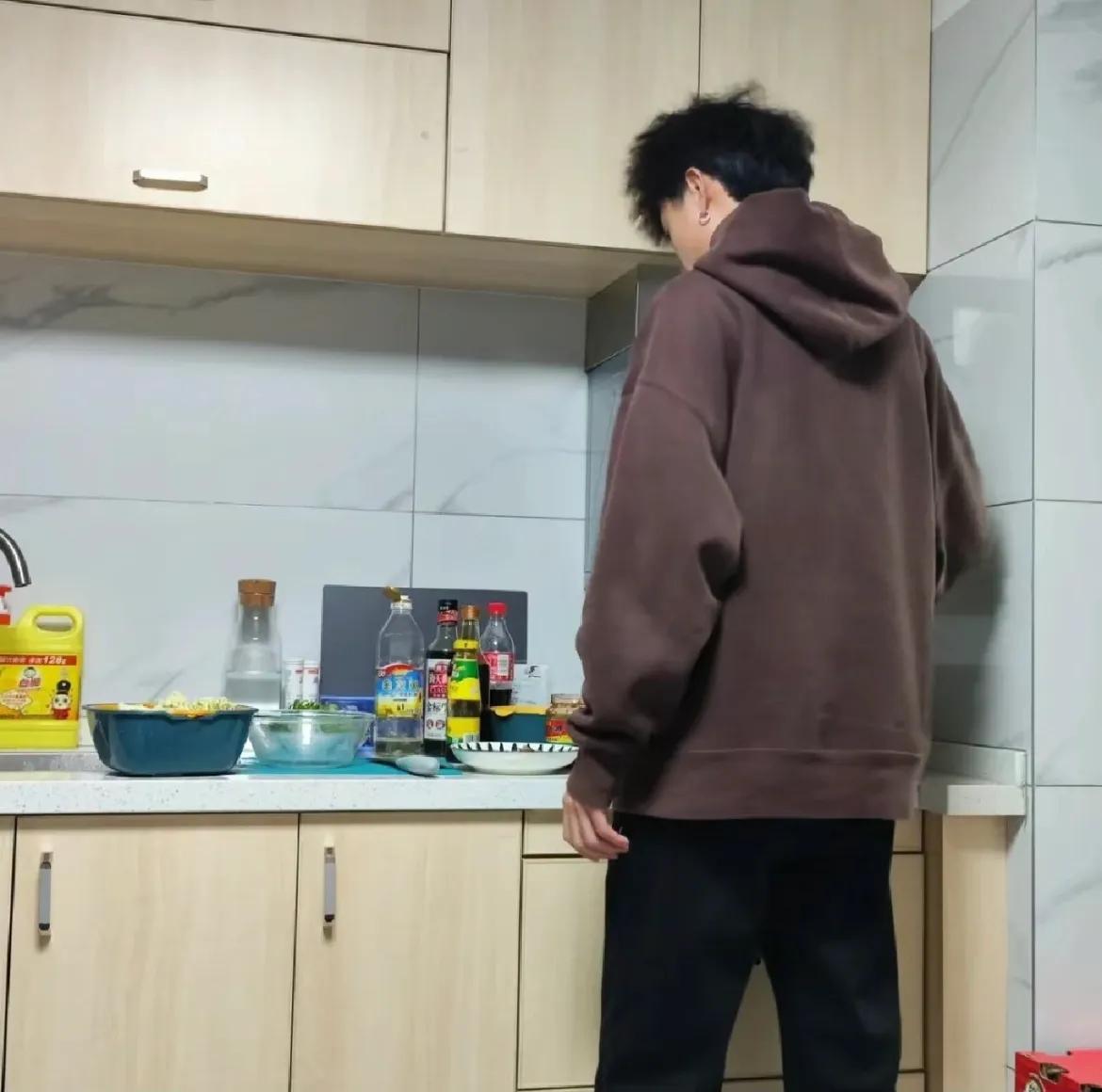 我哥哥就是随我老爸，情绪特别稳定，现在四十多岁，再大的事情都非常冷静。

在公司