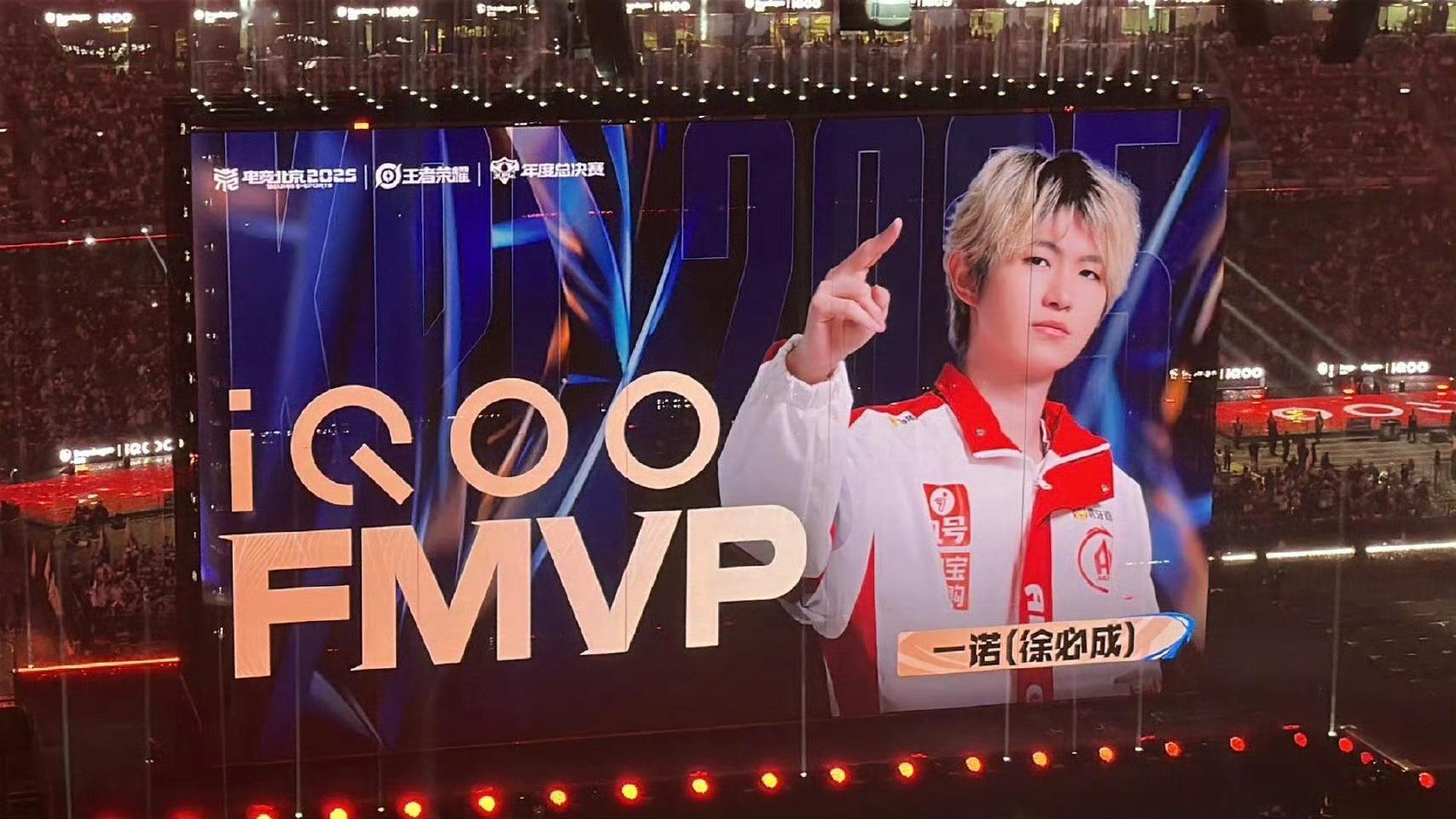 晚上看了KPL总决赛，狼队第一局太心急了，水晶都点一半多了，狼队开香槟，差之毫厘