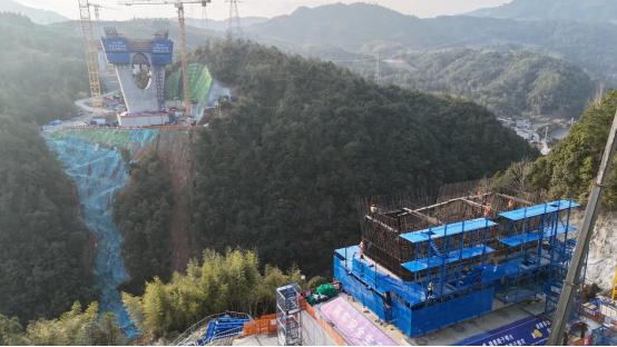 苍泰高速泰顺段加速推进，东溪特大桥春日“拔节生长”！
近日，在中交二航局承建的苍