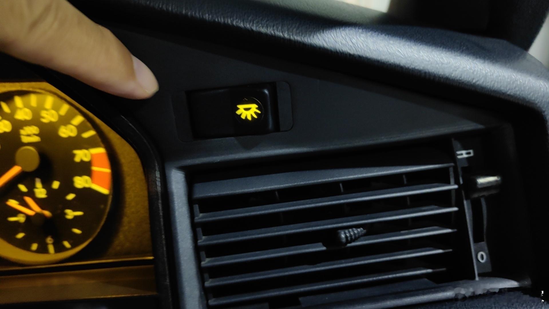 80 年代的奔驰 190E，这个按钮上的灯不是灯，是从标台里面的发光源用光纤引出