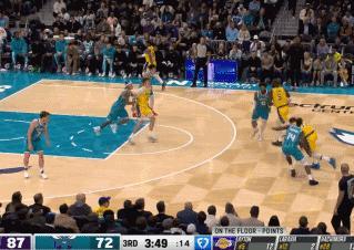 东契奇上演双手重扣，今日10佳球！
北京时间11月11日，湖人与黄蜂的比赛来到第