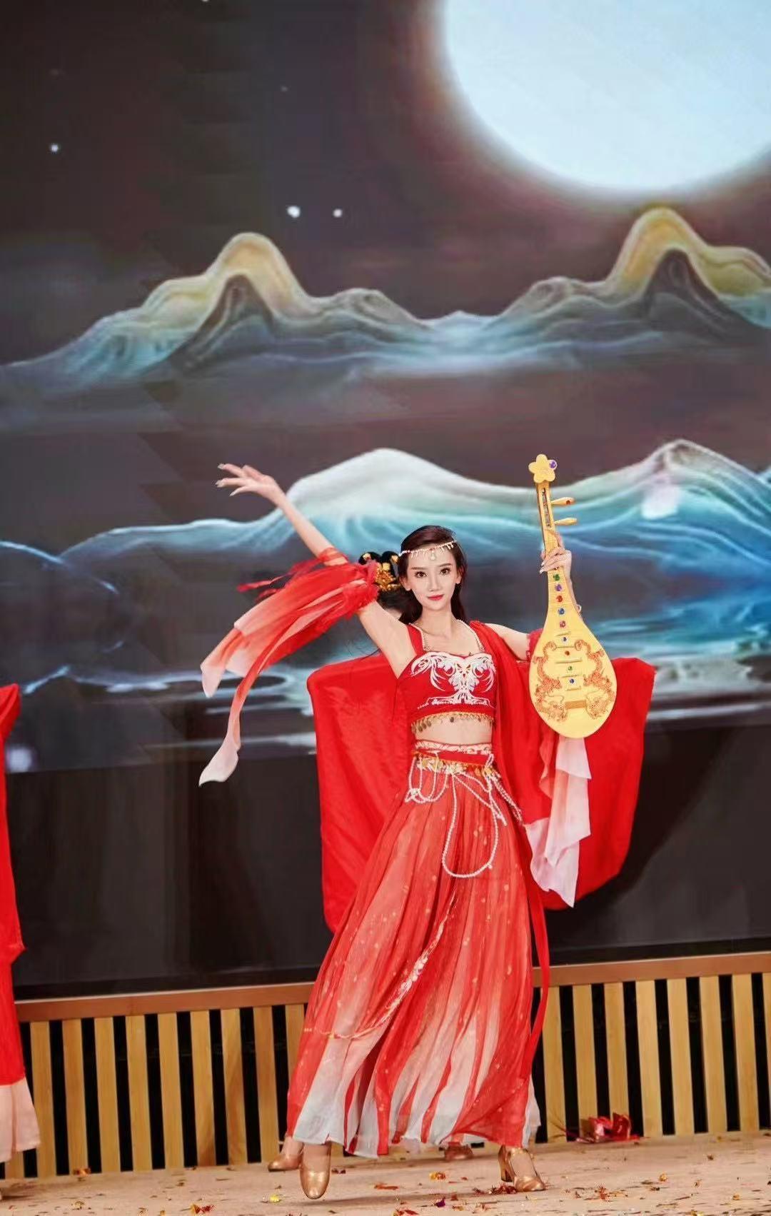 【#舞蹈老师因罕见病去世丈夫发声# 】本月14日凌晨，31岁的新疆舞蹈老师万小艳