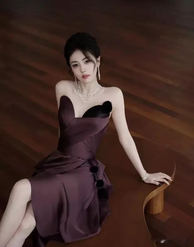 6月23日白鹿现身活动，身穿紫色长裙气质绝了！一袭暗夜紫，就像优雅的天鹅，还涂着