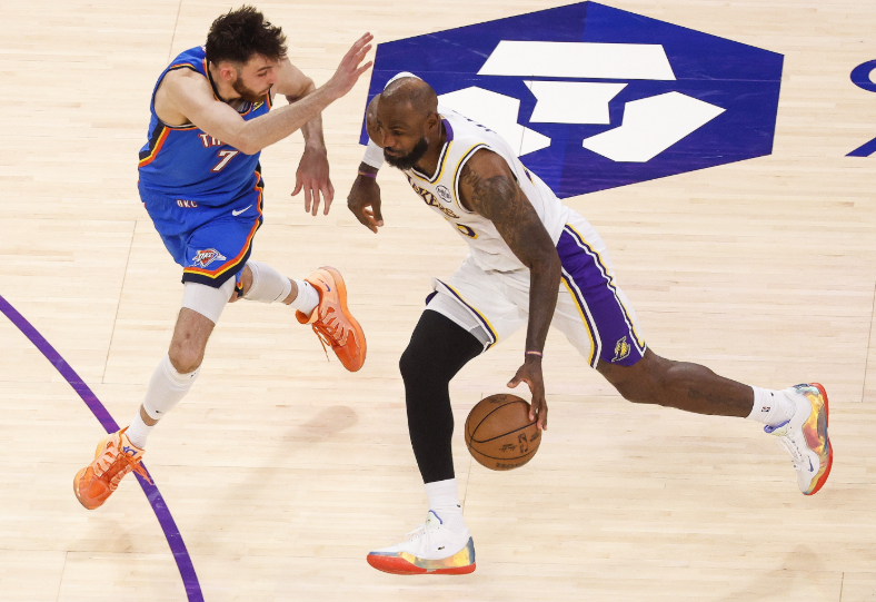 近日，NBA名宿查尔斯·巴克利在《体育画报》的播客节目中，谈到了勒布朗·詹姆斯的