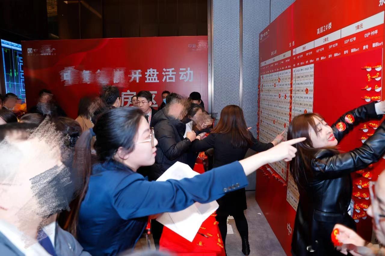 2024年大概率房地产还会继续下行，万科最近的债务问题闹的沸沸扬扬就很说明问题。