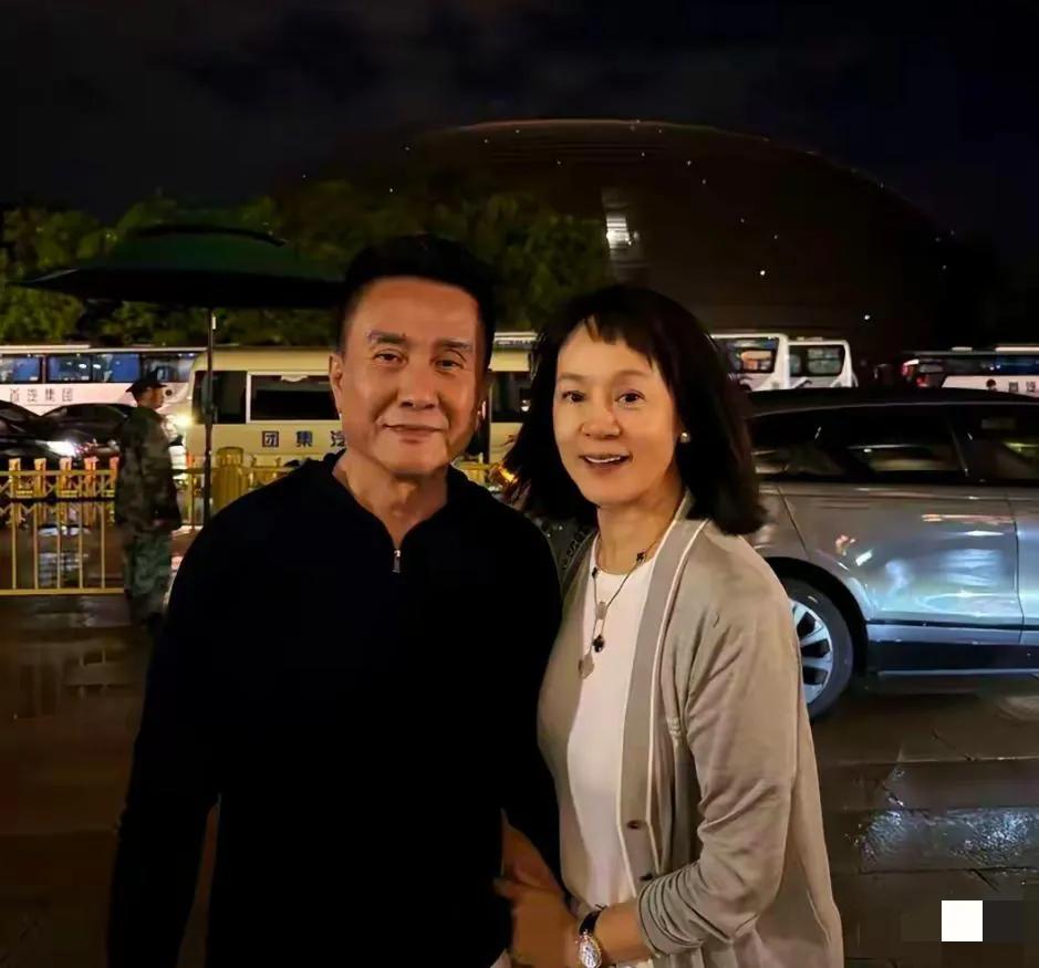 镜头中的张志坚胖瘦合同，浓眉大眼，睿智深沉；妻子柔发垂肩，细眉飞扬，笑容甜美！瞧