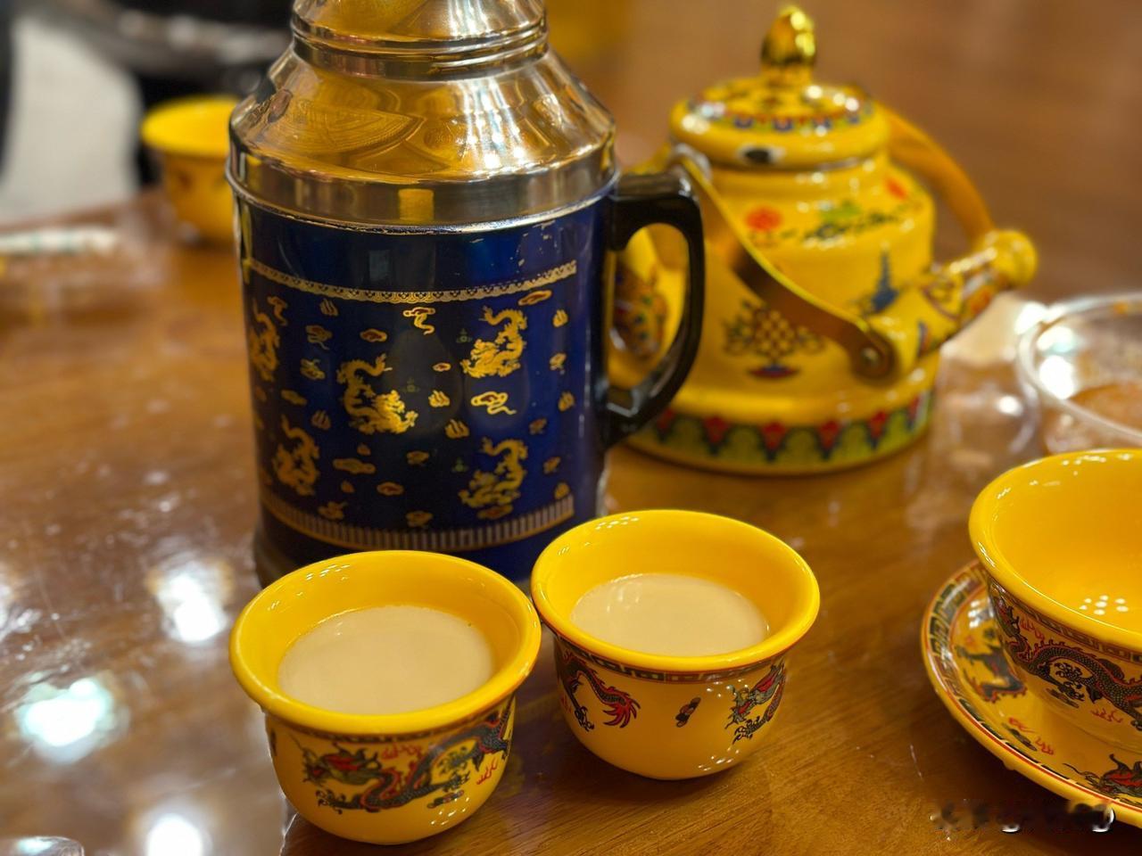 内蒙人的热情以一碗热乎的砖茶开始

走进内蒙的饭店，大部分都是先热情的给你泡上一