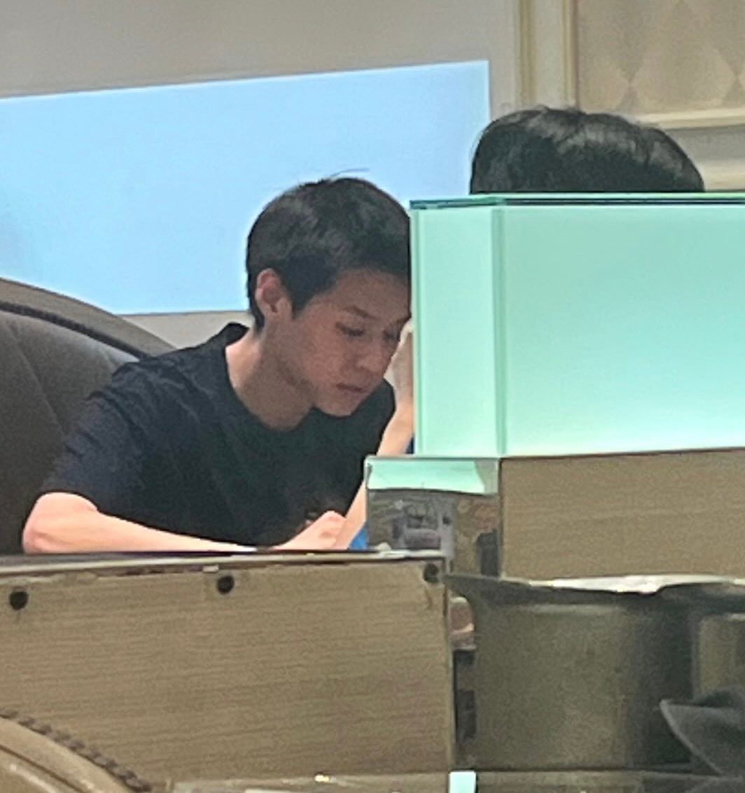推主分享之前偶遇明星的经历【坐着吃mk，眼睛就被旁边桌的熟悉的面容吸引，认真看过