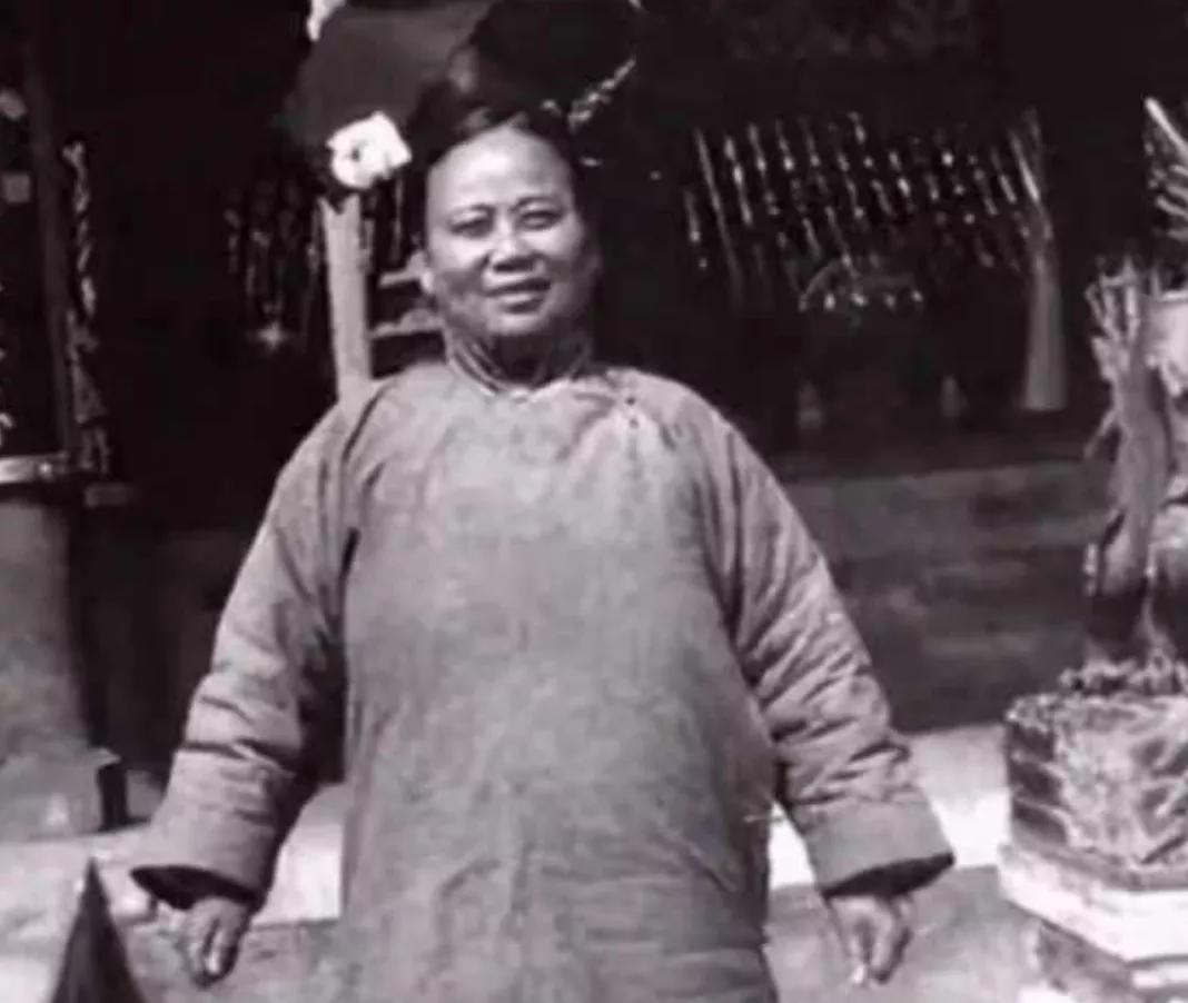 慈禧的贴身宫女回忆：入宫后，整晚都要侧着身子、夹紧双腿睡觉，期间不能改变姿势，其