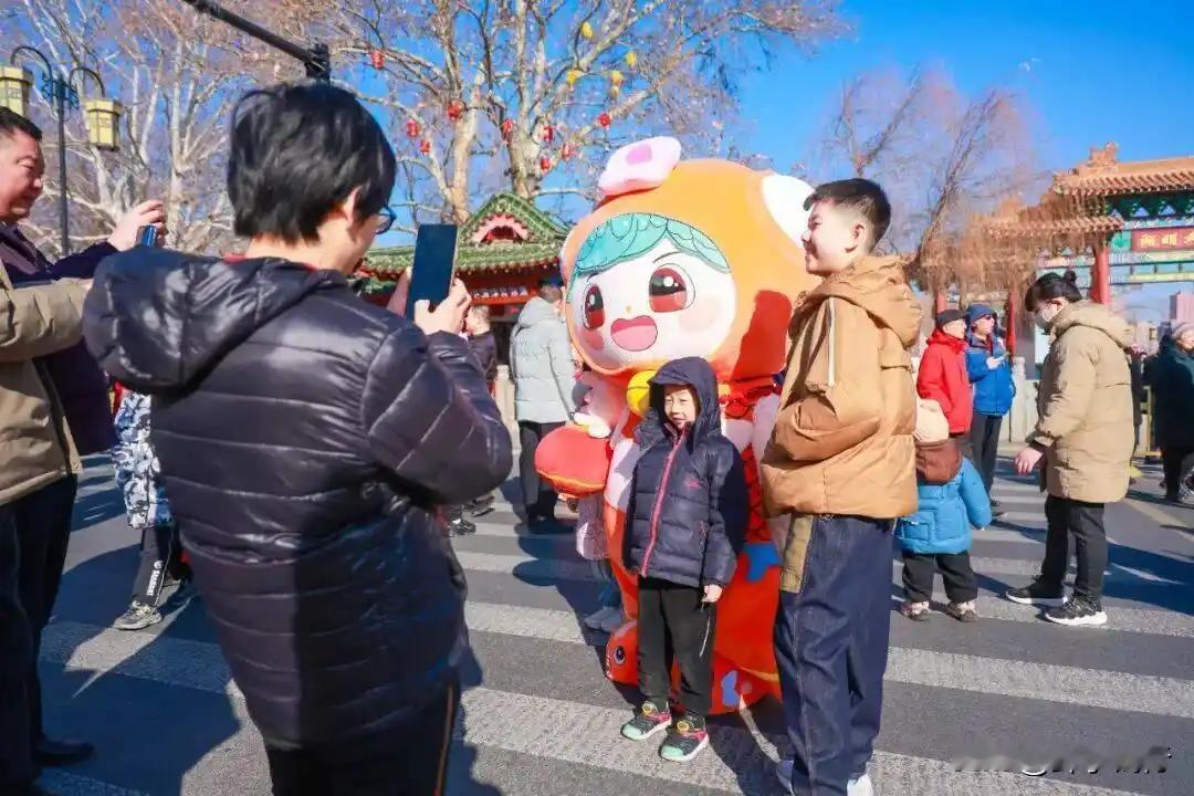 大年初三游大明湖感怀

 柳眼初开镜里天， 
游人如织画岸边。 
一湖春水摇晴日