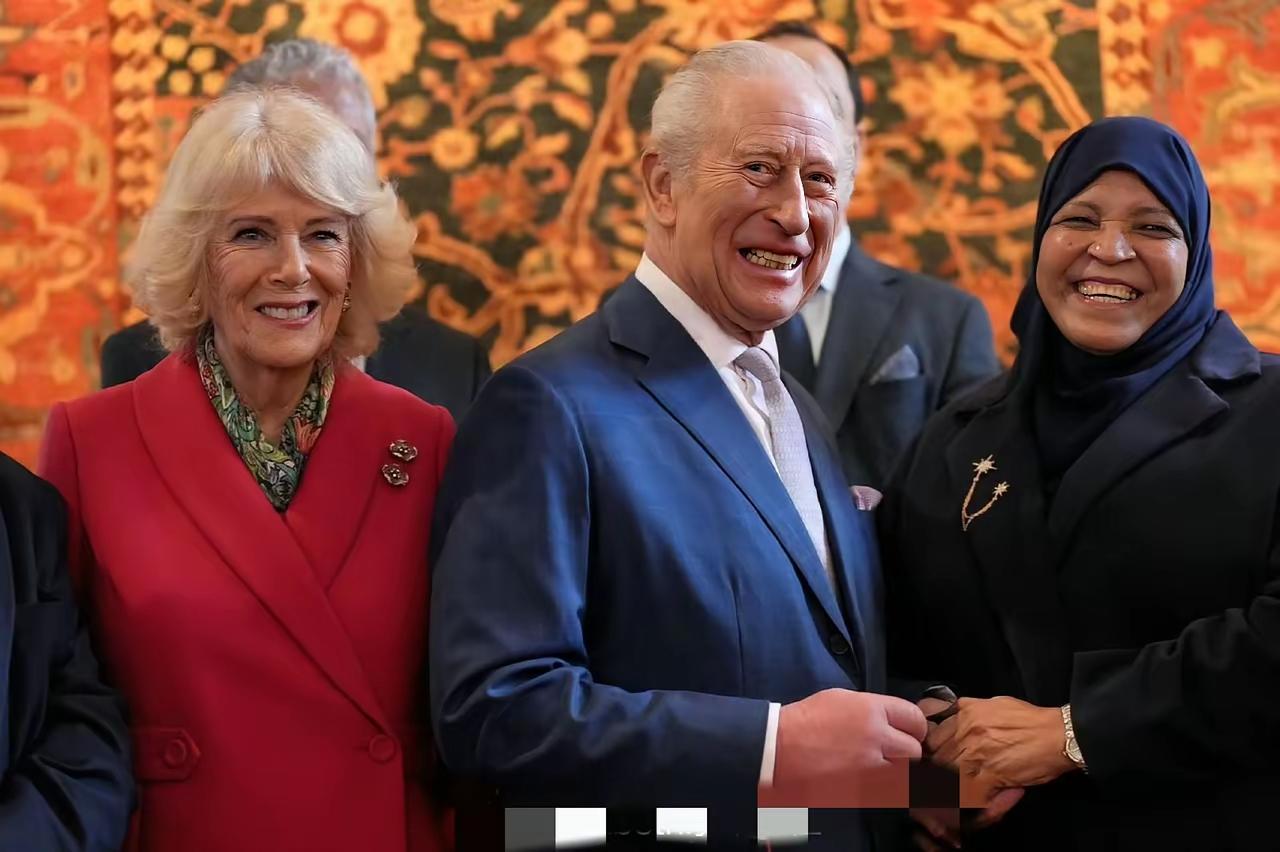 有一说一，查尔斯也挺狠！
女王妈妈离开后，他可没有姑息弟弟安德鲁，直接是断了他的