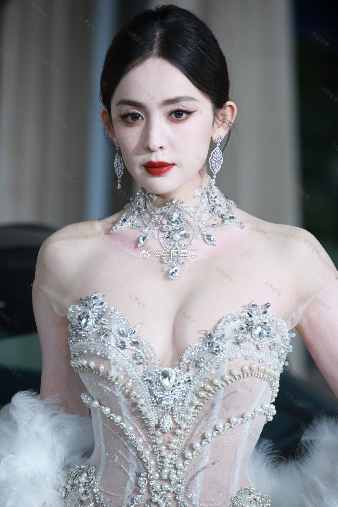 #娜扎秒了# 今天vogue盛典造型杀疯了[憧憬]，白天鹅妆容的娜扎美得发光✨?