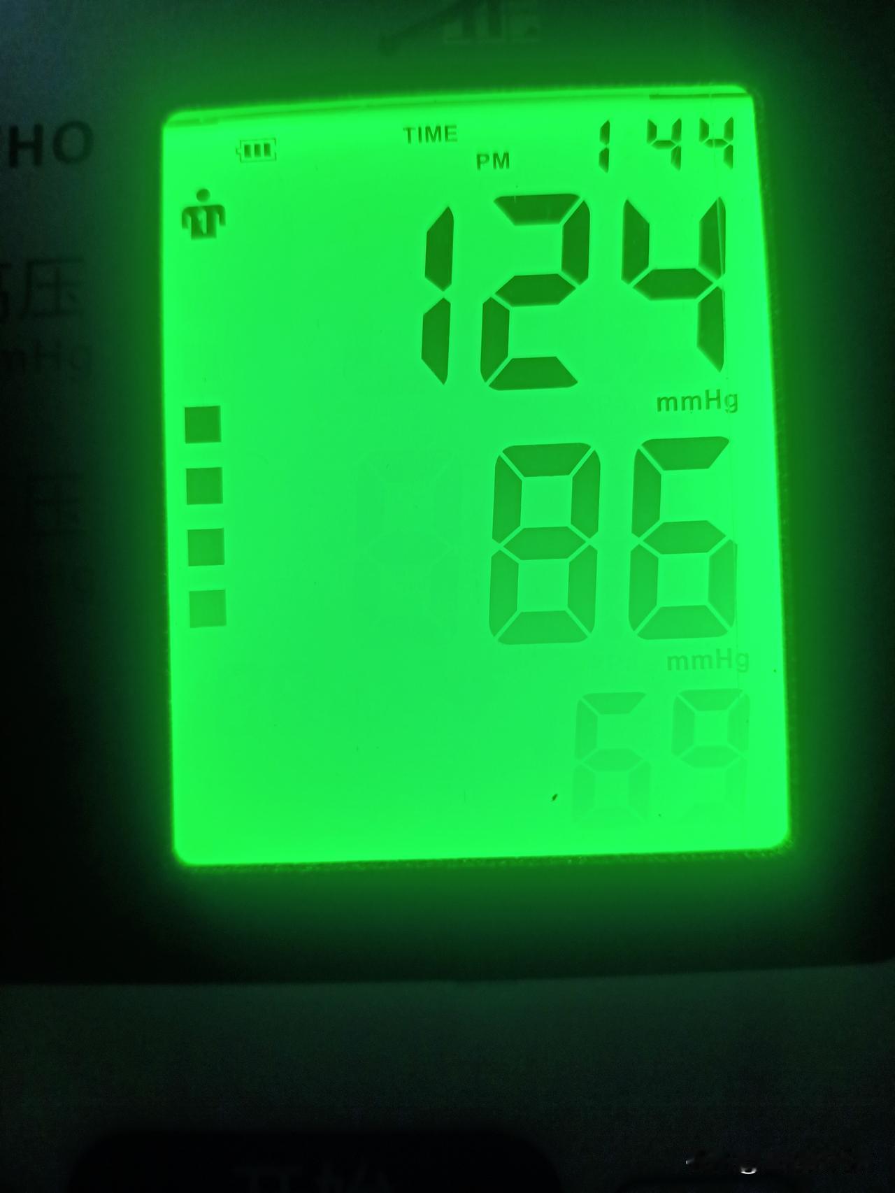 这到底是怎么回事？为什么会有这么大的差距？

以前我很少测量血压，不知道是否正常