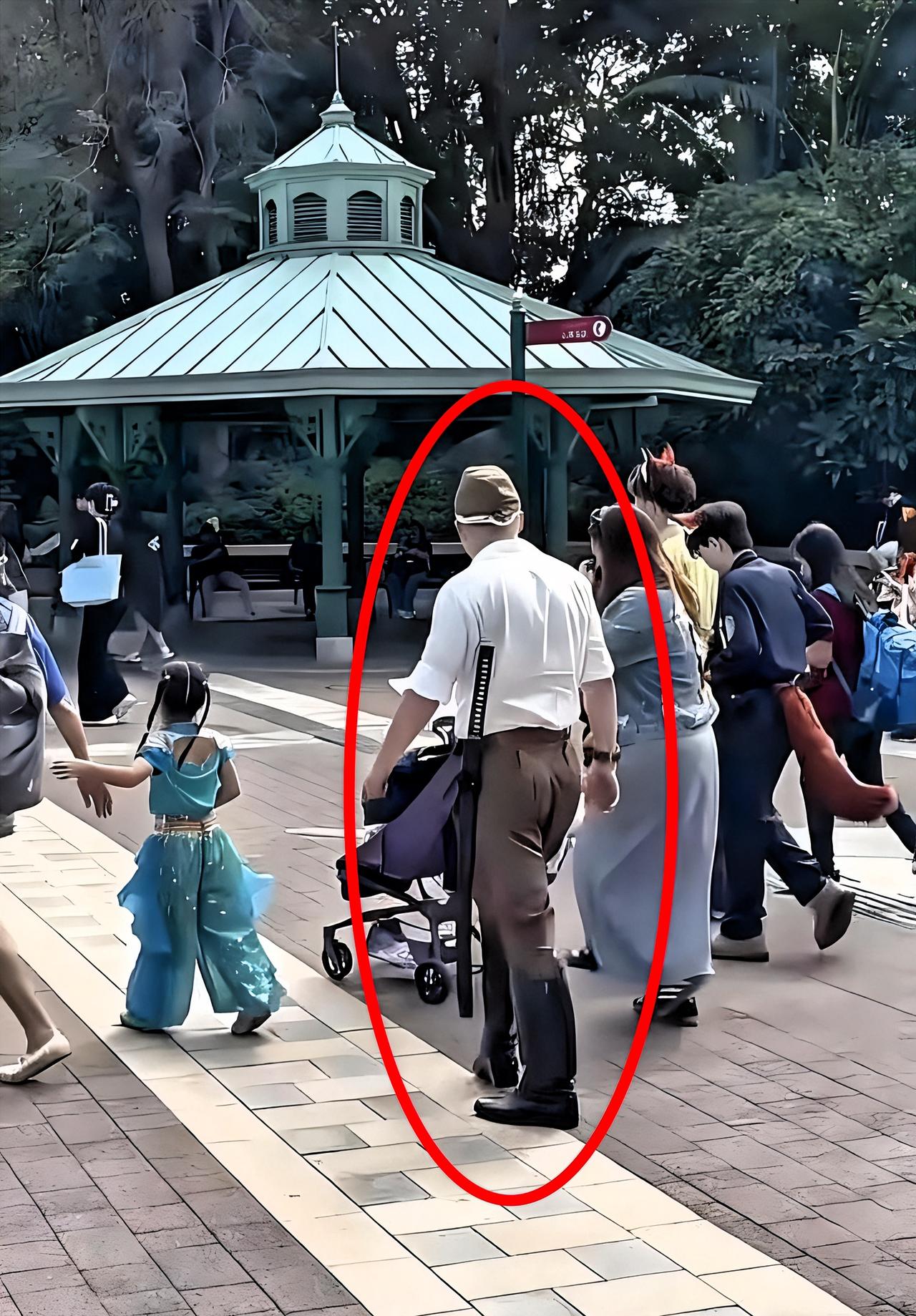 太炸裂！香港迪士尼惊现活的“鬼子”这操作谁能忍？

浙江一男子带外国女友去迪士尼