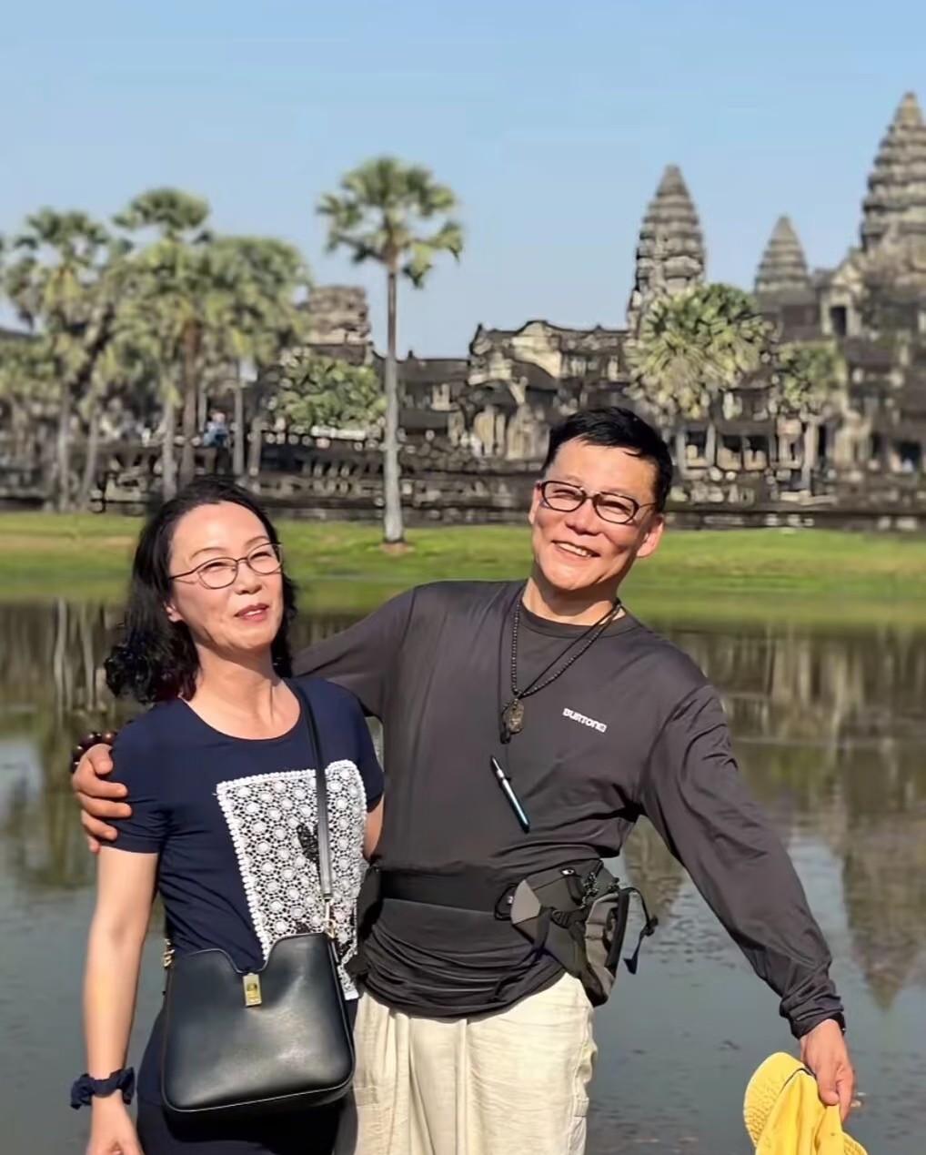 李国庆现在真的好幸福，自从娶了年轻时的白月光后，疯狂晒幸福。

近日，老来得闲的