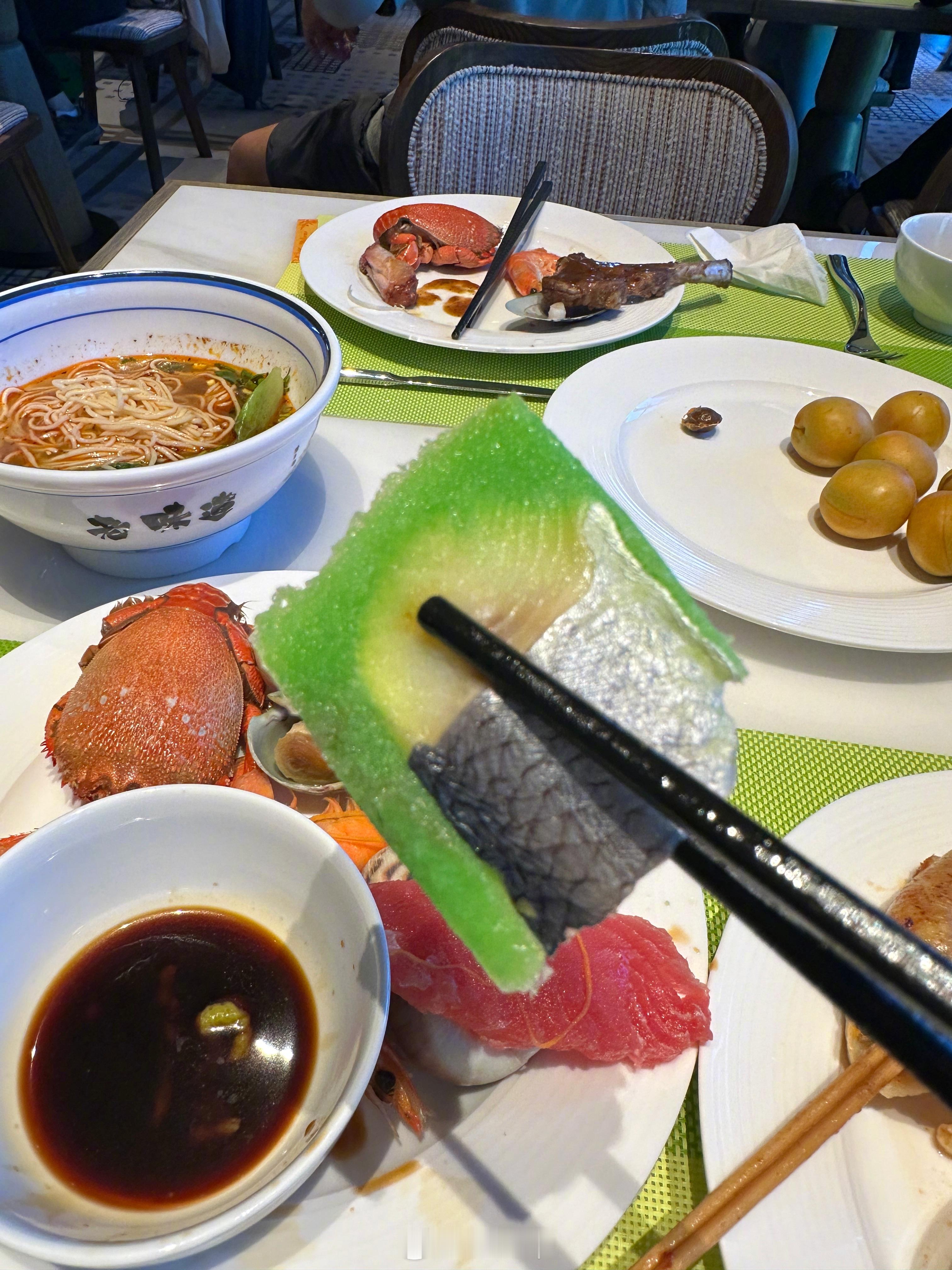 本来打算来新疆吃羊肉的，没想到净吃生猛海鲜了，没想到这新疆的海鲜都是哈密瓜和西瓜