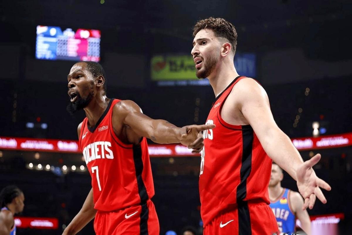 每次看他从三分线外，撅着屁股，吭哧吭哧往里拱，我就想笑。
那画面太拧巴了。
一个