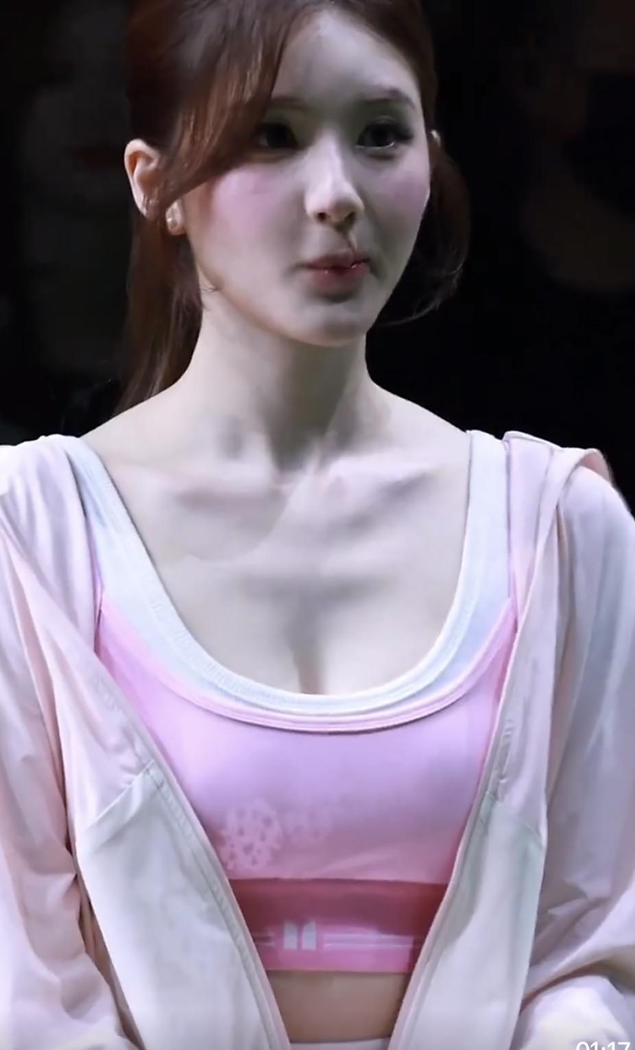 赵露思现身上海时装周，整个人像被“重启”了一样，状态肉眼可见地回春了。没有过度填