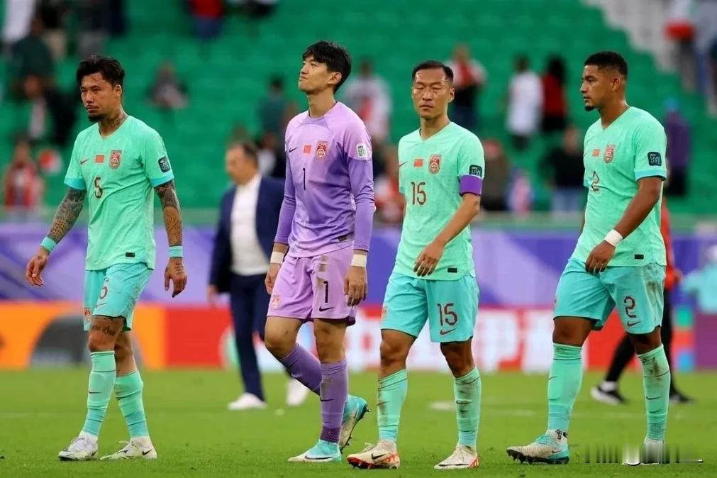 恐怖！一夜之间让亚洲足坛风云突变，国足却偏偏没有选择“随波逐流”。
  亚洲杯D