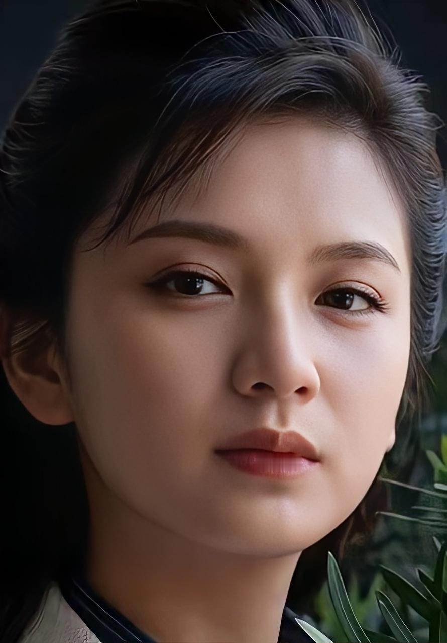 顾盼之间灵气自生，面容秀丽端庄。神态淡然从容，兼具颜值与风骨，清雅脱俗，于安静之