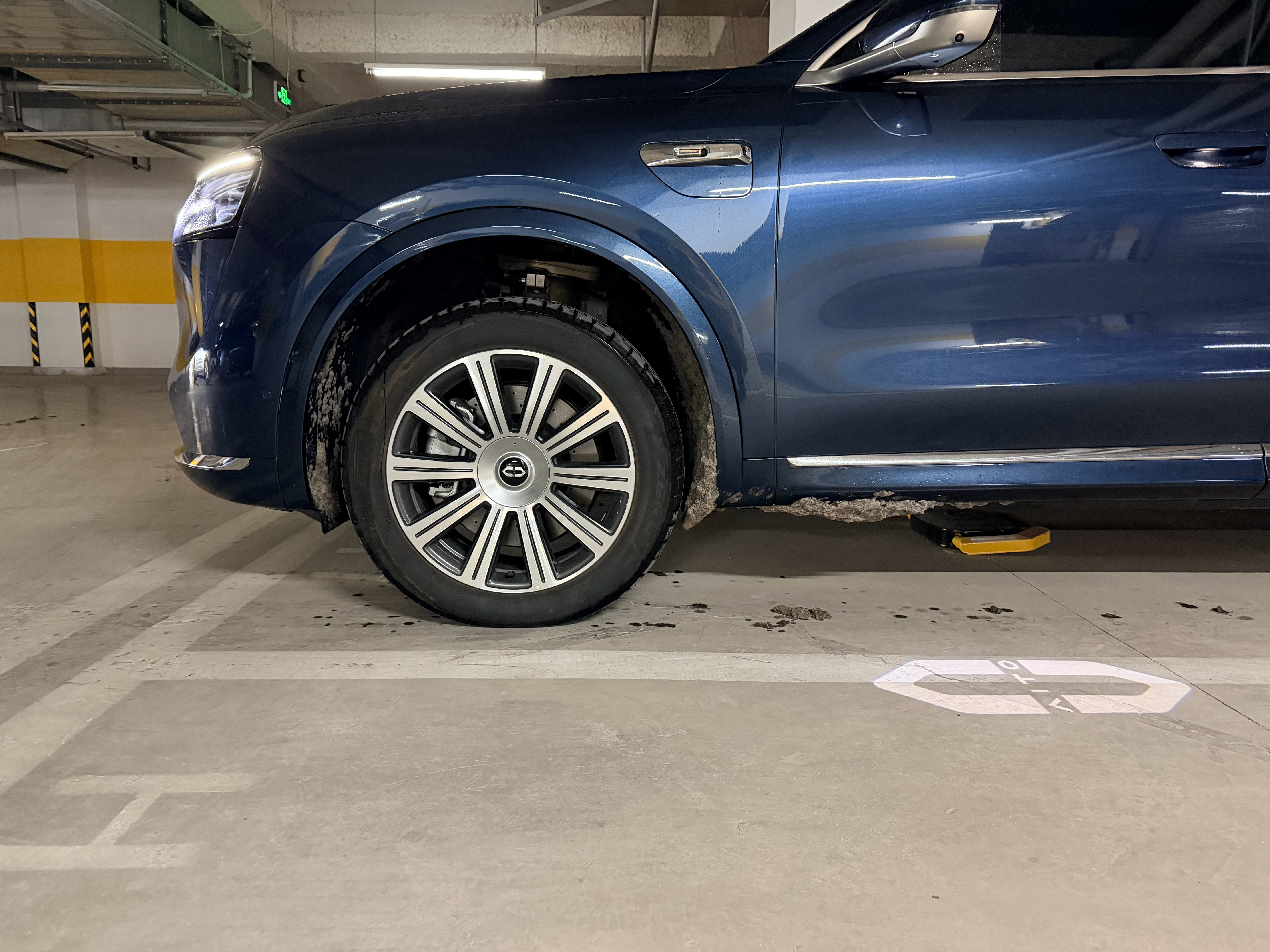 回来路上用了问界M8的雪地模式，强制四驱，动能回收和后排舒享关闭，底盘升到最高。