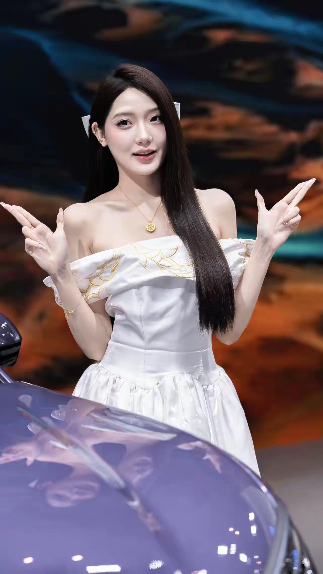 玉人倚车旁，笑语如花绽。