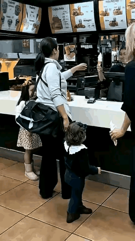 馋嘴的小孩姐，
懂事的年轻妈妈。