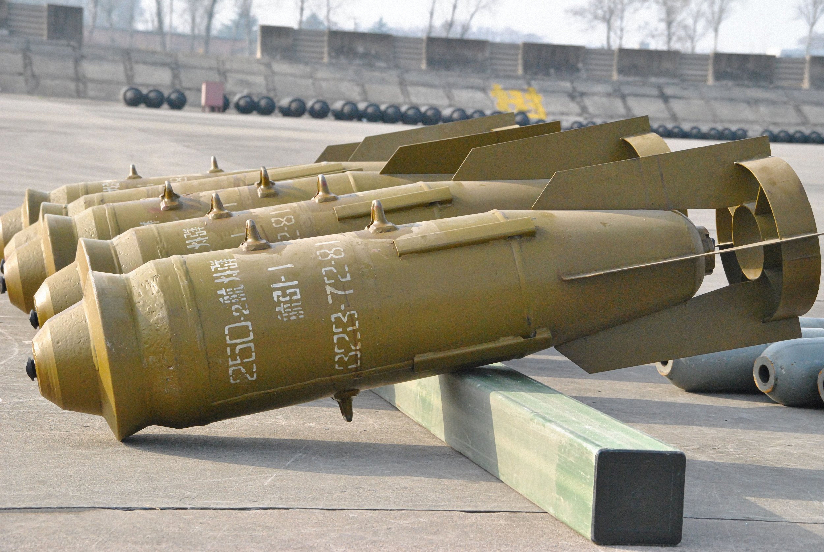 1080P动图 轰6投掷24枚250千克炸弹弧光打击