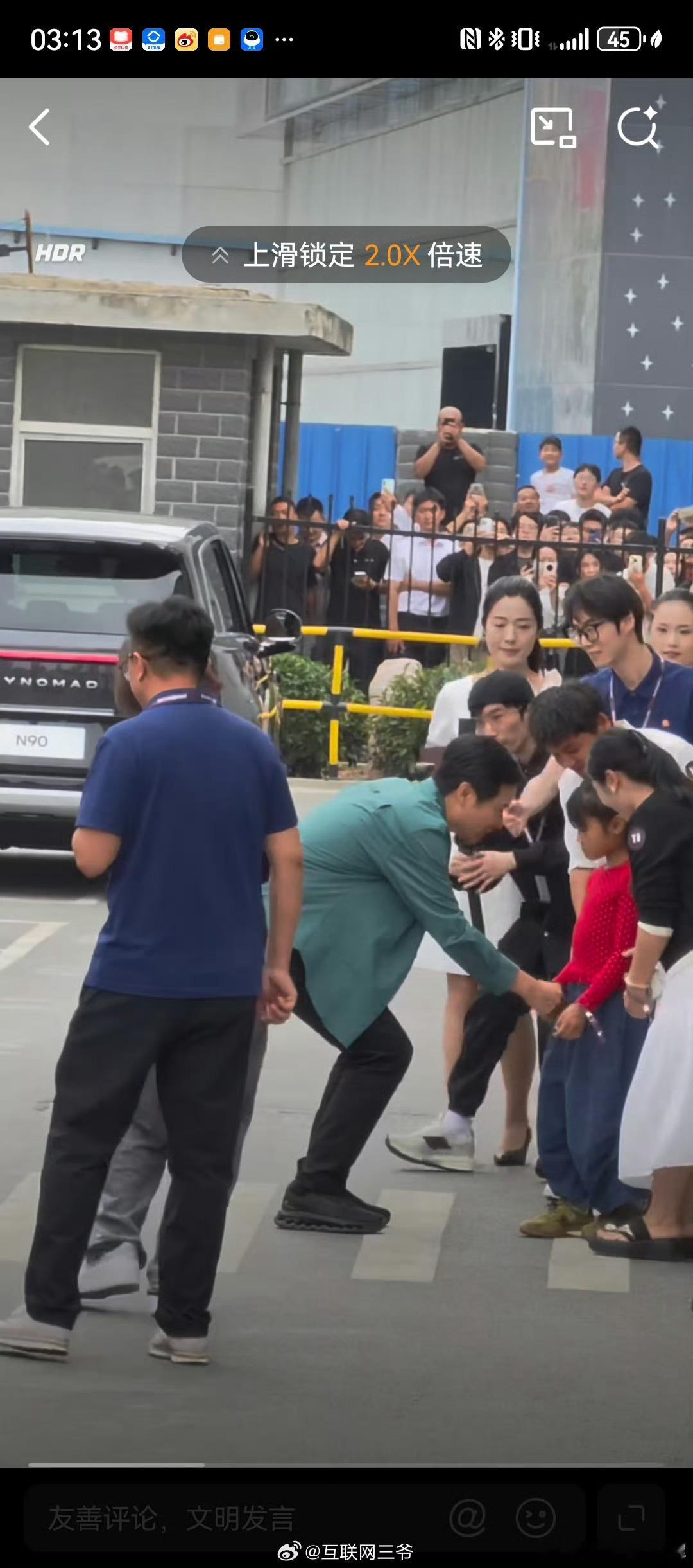 雷军为澎程车主开车门 新车必备的新闻，雷总很给力[二哈] ​​​