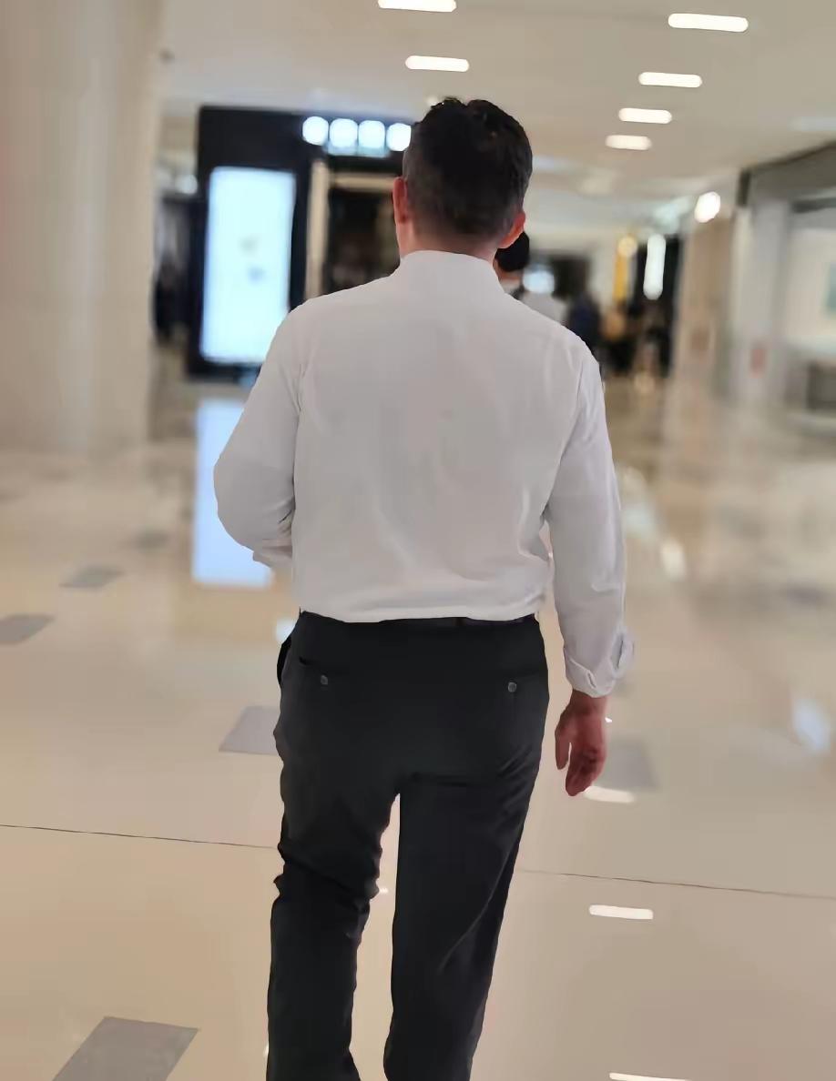 说实话，我这辈子啊，确实做错了不少事。当年儿子才3岁，我就狠心丢下他不管了；到了