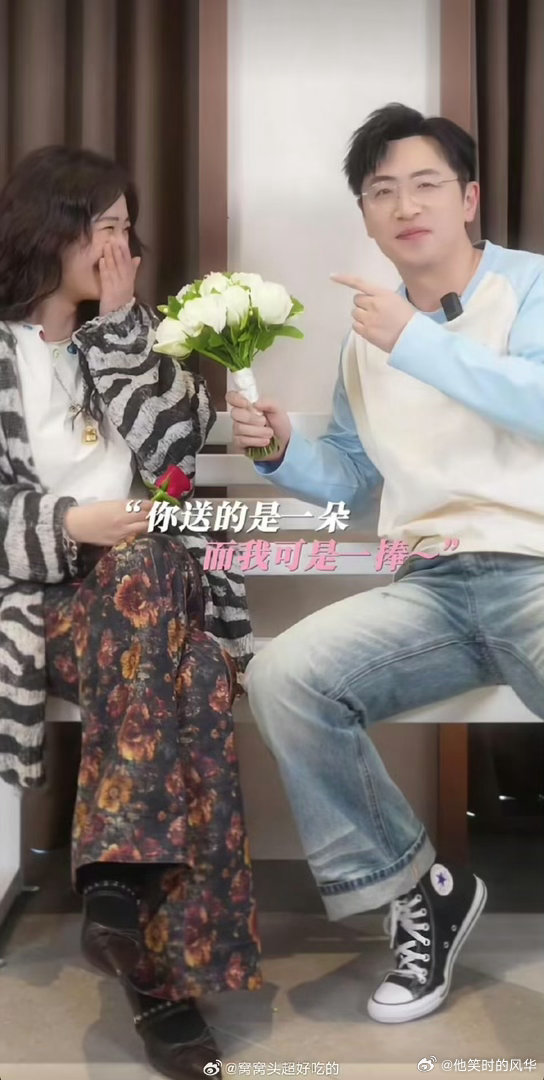 马思纯白客路演现场发喜糖 路演秒变婚礼现场！马思纯头纱造型温柔，白客挽手超苏，主