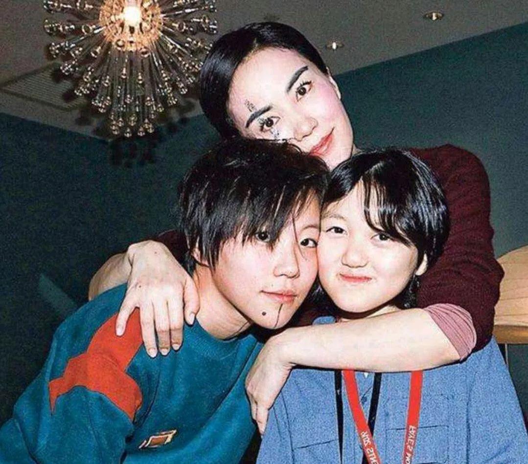 窦靖童的婚事传出，而且对象竟然是一个女生……

在这个多元化的社会，这种情况似乎