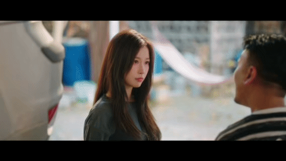 虞书欣萌妹冷脸反差感 在《双轨》里的演技太绝了，姜暮平时是娇俏萌妹，握方向盘瞬间