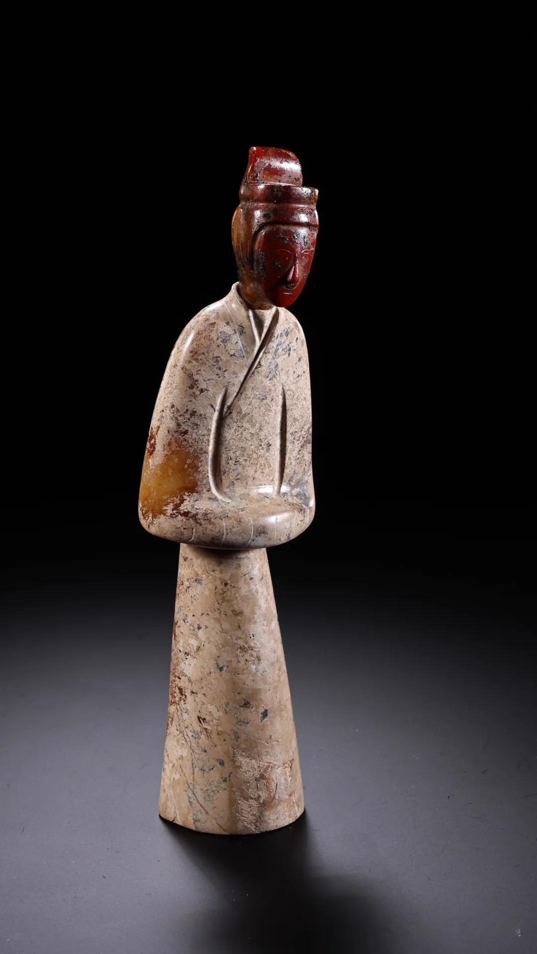 高古玉 西汉玉人物雕像，身躯是新疆和田玉的，整体启了灰皮，头是红色的玛瑙雕琢的，