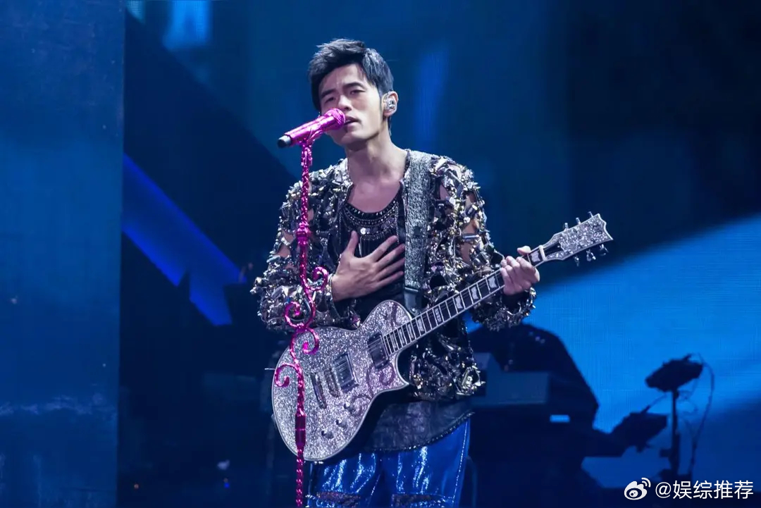 周杰伦杭州演唱会排面连无人机都在夜空拼出他的名字，连晚风都在帮忙传唱副歌。周杰伦