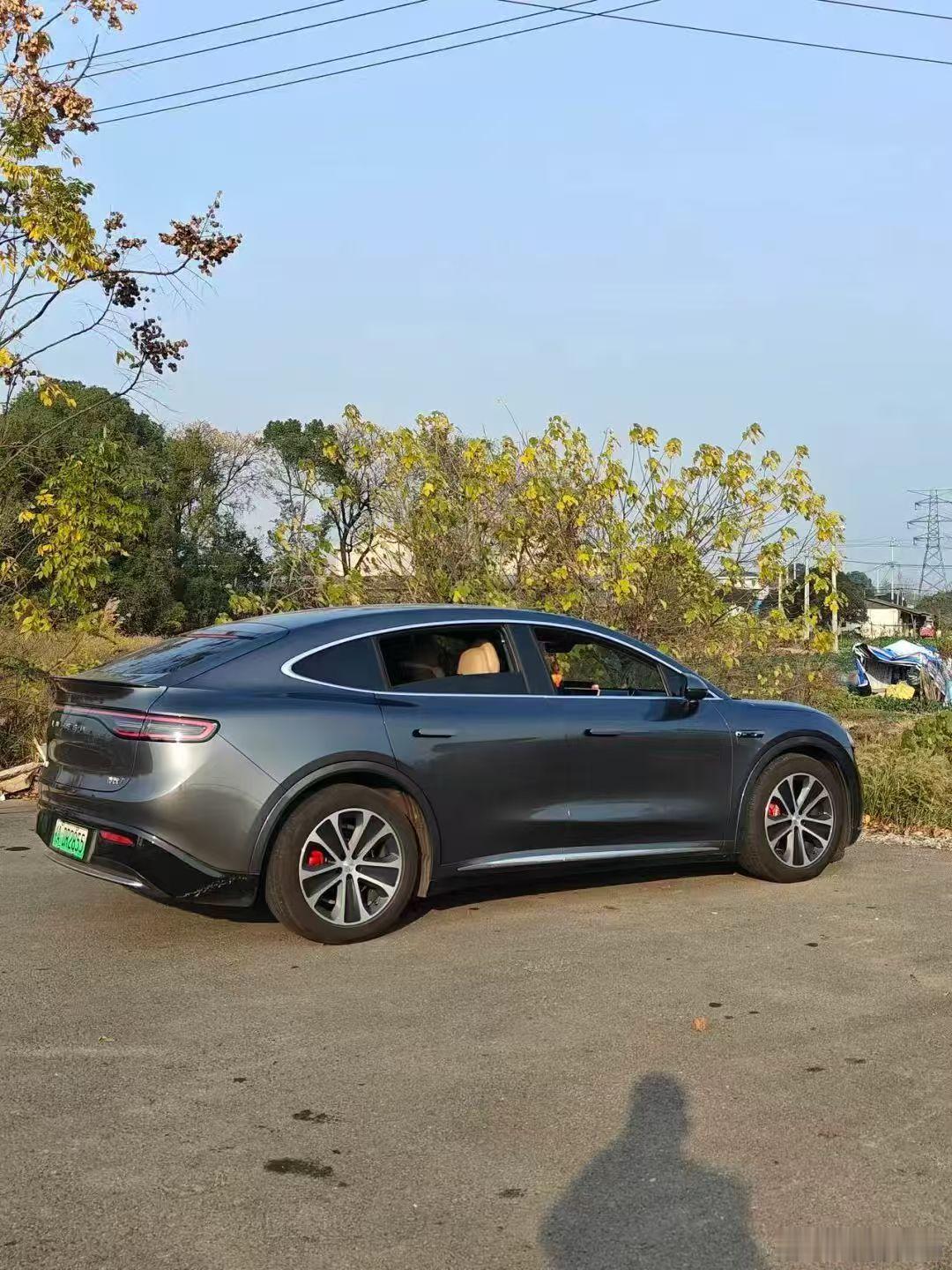 新华社点赞鸿蒙智行车主 你们用行动诠释了“移动的温暖”。从俯身守护流浪动物到伸手