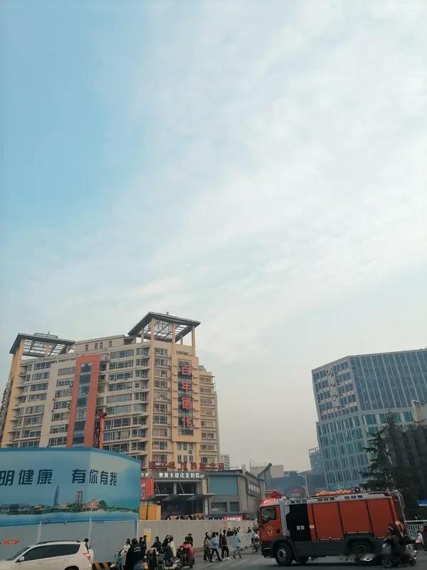 家人们，最近“郑州大风天大火烧两小时”的事儿闹得沸沸扬扬，话题阅读量高达6亿！1