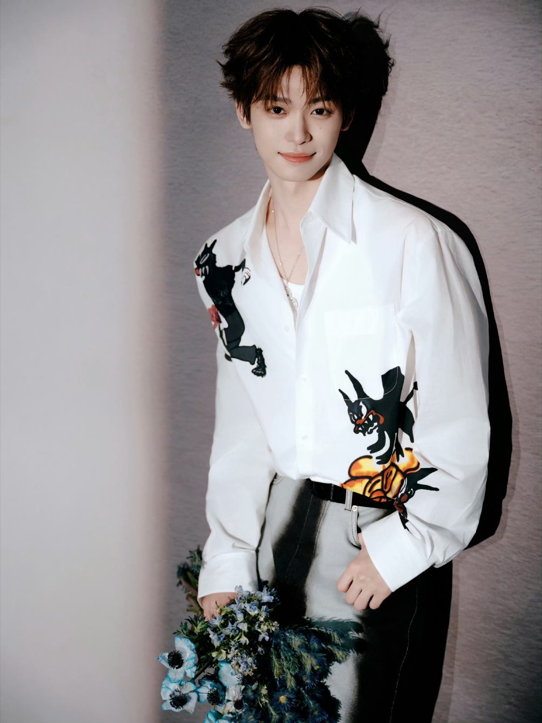 全新造型大片上线，定格3月20日春日瞬间，纯白印花衬衫搭配渐变色调牛仔裤，手捧银